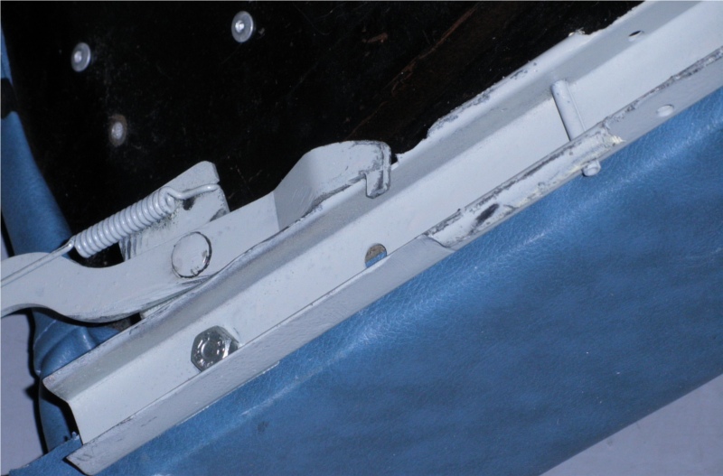detail picture of seat bottom rail lock